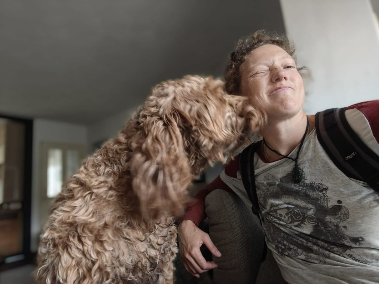 Buddy geeft Maaike een kusje na uitlaten